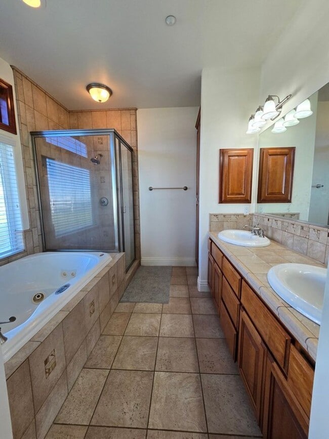 Building Photo - Private Country Living!!!