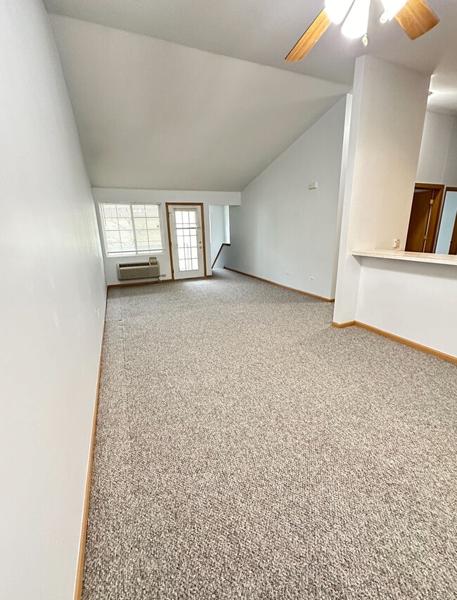 Building Photo - 2427 Silverstone Dr