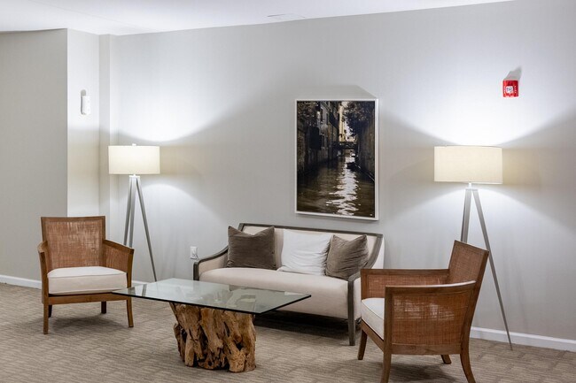 Building Photo - 4921 Pretty Lake Ave