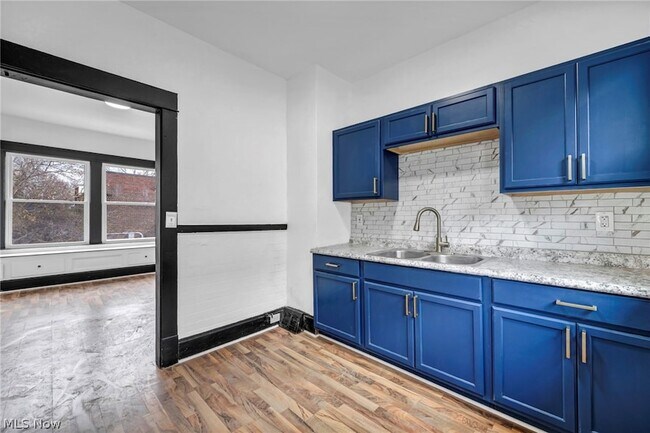 Building Photo - 12001 Oakview Ave