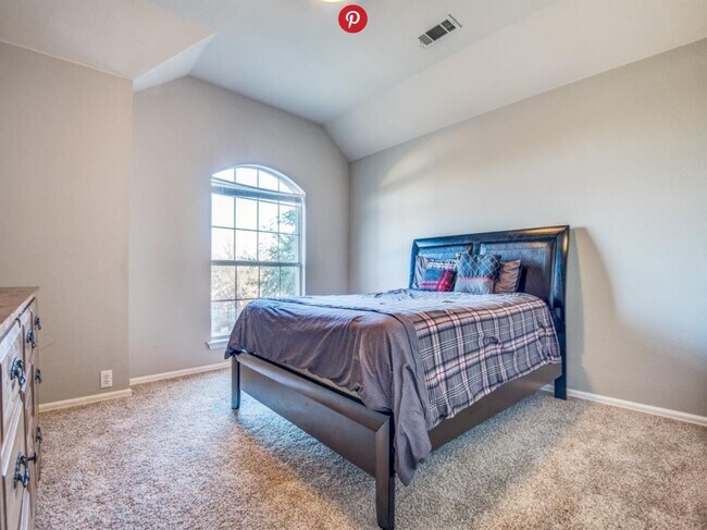 Building Photo - 2824 Thorncreek Ln