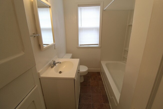 Building Photo - March FREE On This One Bedroom Duplex in North Kansas City
