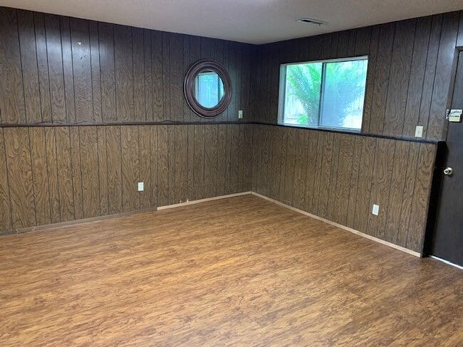 Building Photo - Kenmore House / RENT SPECIAL