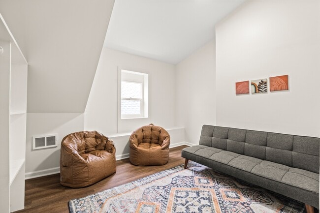 Building Photo - 941 E Raymond St