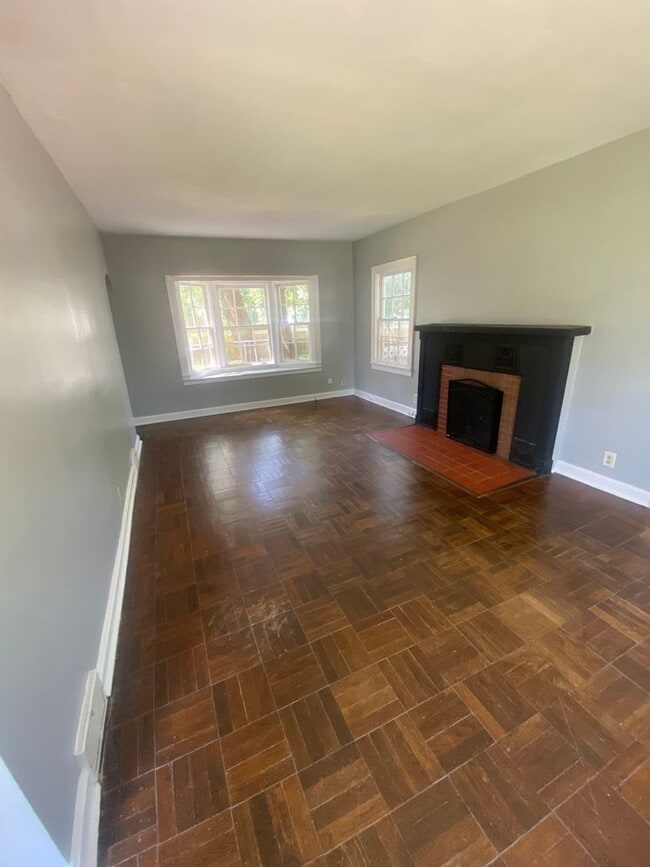 Building Photo - Charming 4-Bedroom Home with Sunroom, Fenc...