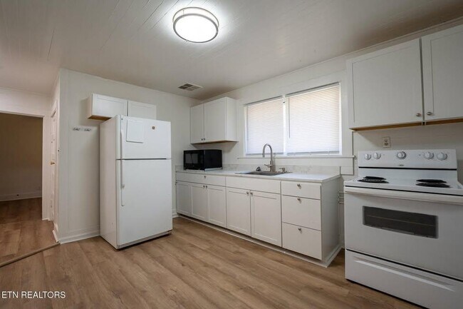 Building Photo - 614 E Brushy Valley Dr