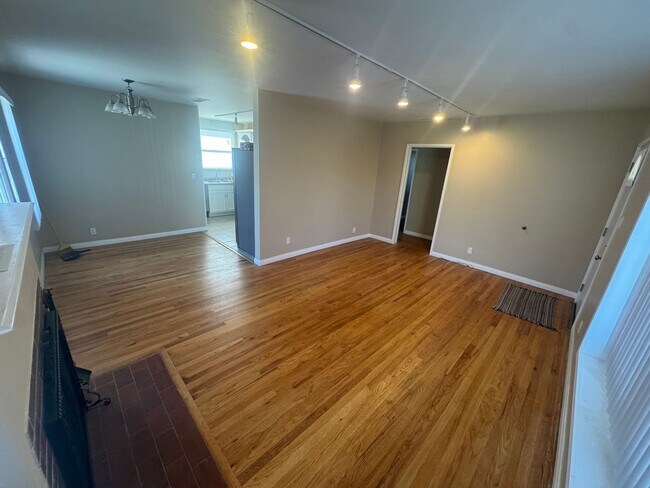 Building Photo - Beautiful 3 bedroom North Hollywood Home