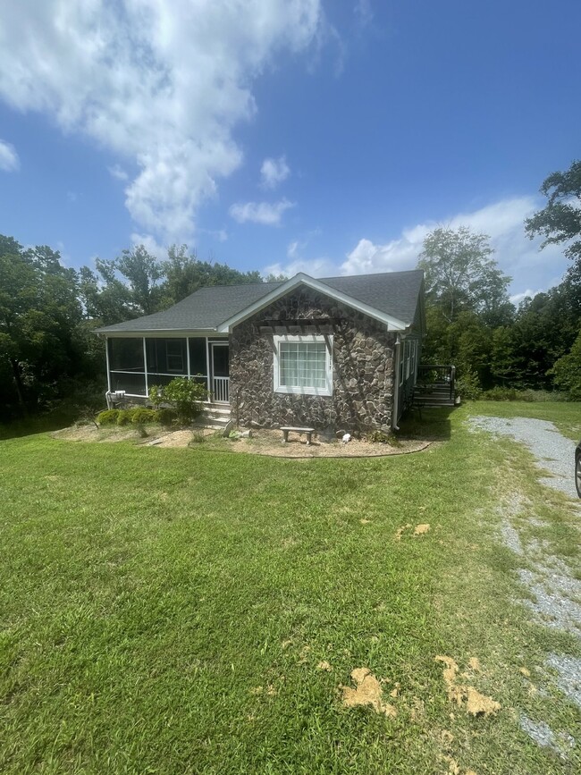 Primary Photo - 3 bd/2bth Country Living in Goode