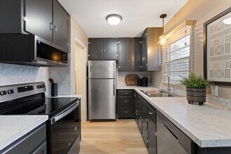 Building Photo - Gorgeous 2 bedroom 1 bathroom house!