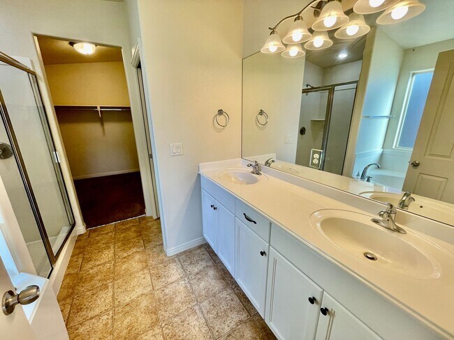 Building Photo - Pet Friendly Home in Green Valley