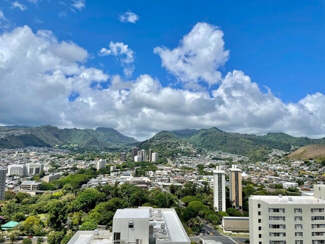 Building Photo - Penthouse Unit in Downtown Honolulu – 2 Be...