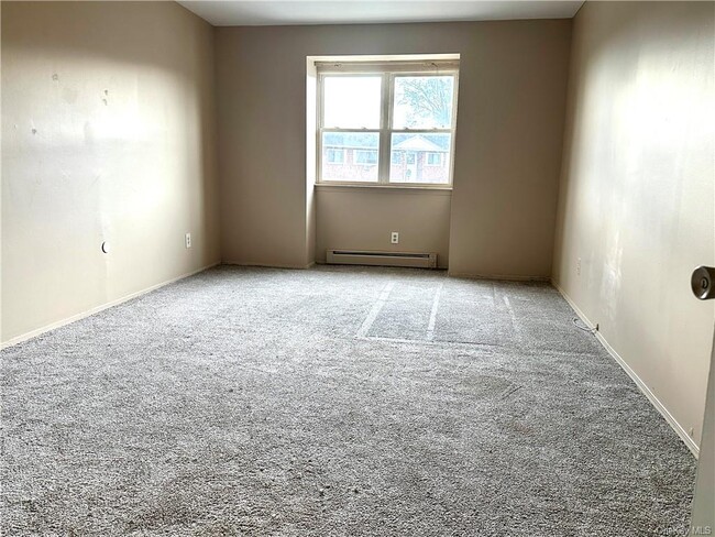 Building Photo - 210 Country Club Dr