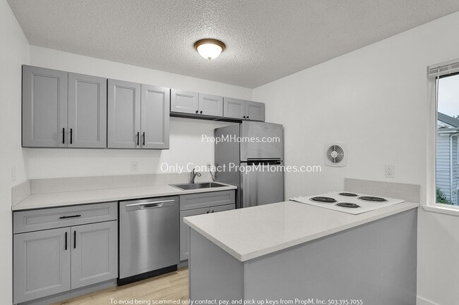 Building Photo - Updated Two Bedroom Unit - First Month Free!