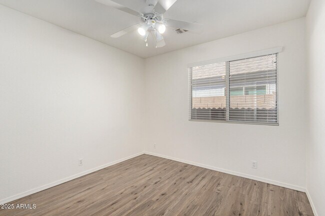 Building Photo - 1328 E Binner Dr