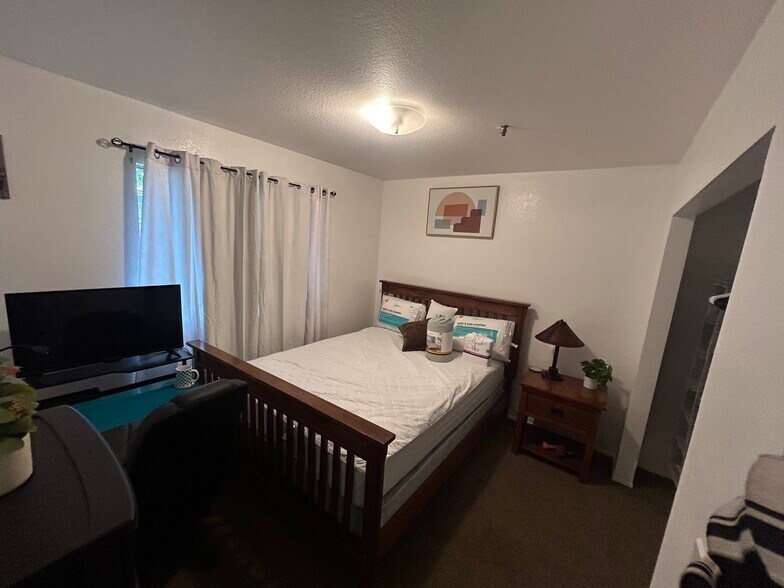 Freshly painted room with amenities - 1223 Helix St
