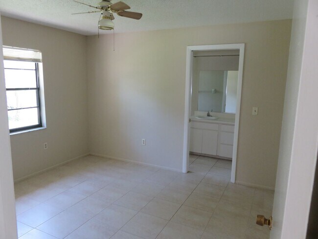 Building Photo - Open and bright 2/2 with garage