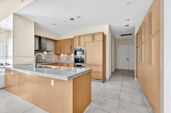 Building Photo - 900 Brickell Key Blvd