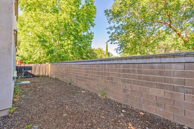 Building Photo - Impeccable 3 bedroom house in Davis Mace Ranch