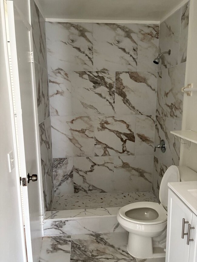 Building Photo - Townhome in Chelsea Square