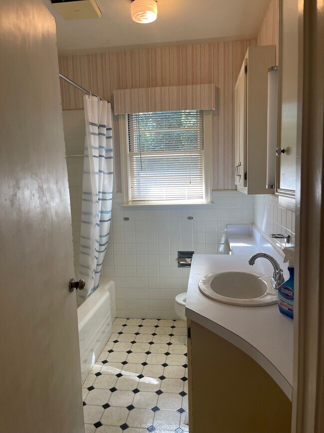 Building Photo - 3860 Shattalon Dr
