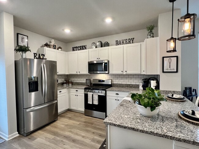 Building Photo - FOR LEASE: END UNIT TOWNHOME LOCATED IN LE...