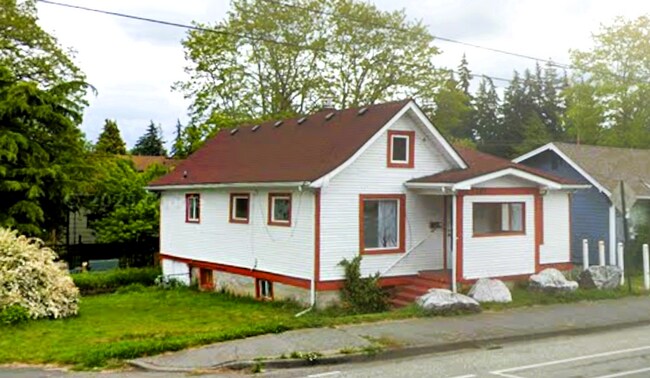 Building Photo - Spacious Unique Home in Central Location