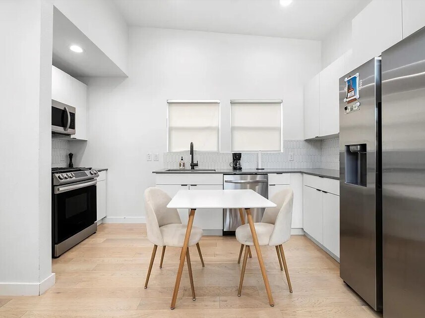 Kitchen, ice maker, microwave - 400 E 30th St