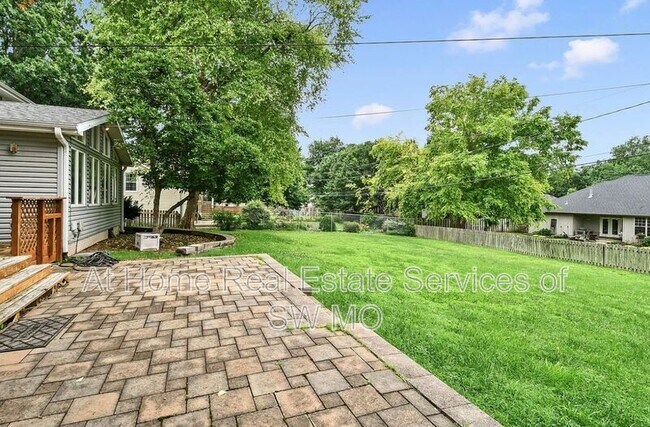 Building Photo - 834 E Manchester Dr