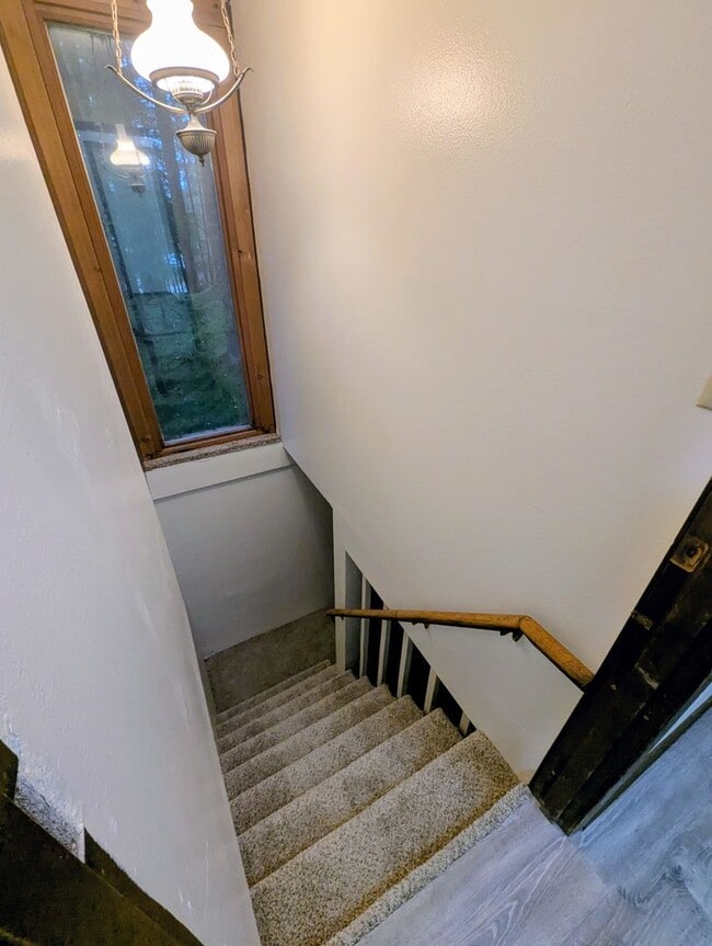 Building Photo - 4 BD/2BA Single Family Home in Dredge Lake area