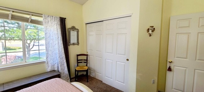 Building Photo - 2 bedroom Ranch townhome backing to Thornc...