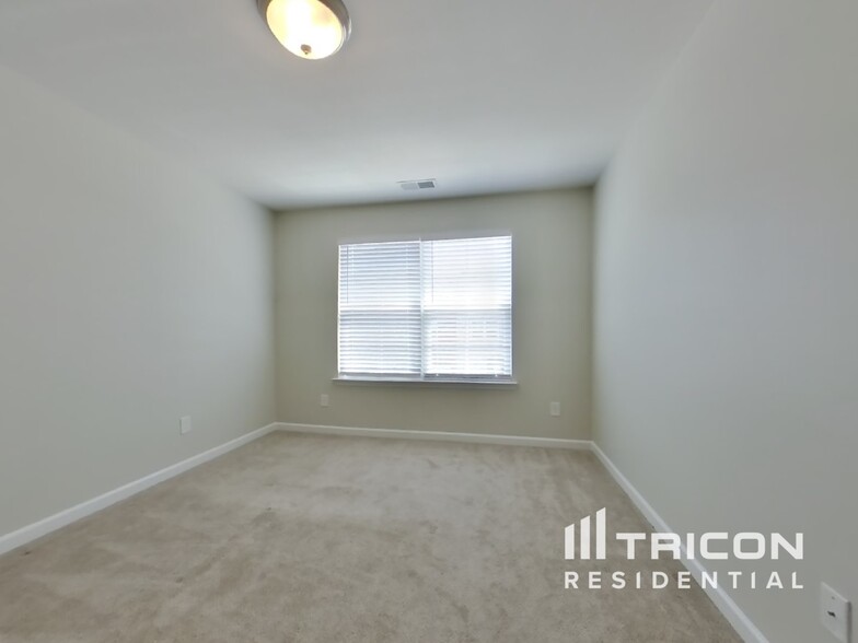 Building Photo - 404 Riverwood Ct