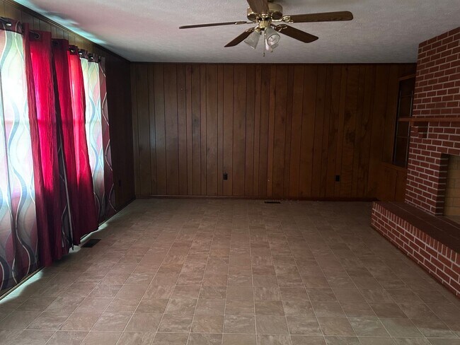 Building Photo - 4 Bedroom / 3 Bath One Level Home Kingsport TN