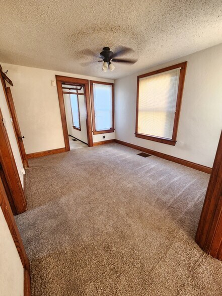 Bright & Airy Living Room with High Ceilings - 2548 Jackson St