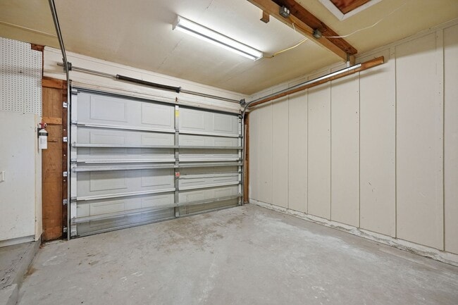 Building Photo - All Brick Home & Large Yard in Niceville!