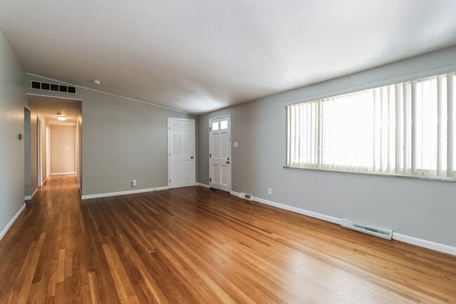 Building Photo - Gorgeous 4 Bedroom Ranch