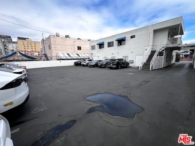 Building Photo - 815 S Ardmore Ave