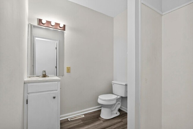 Building Photo - 1009 Lynndale Dr