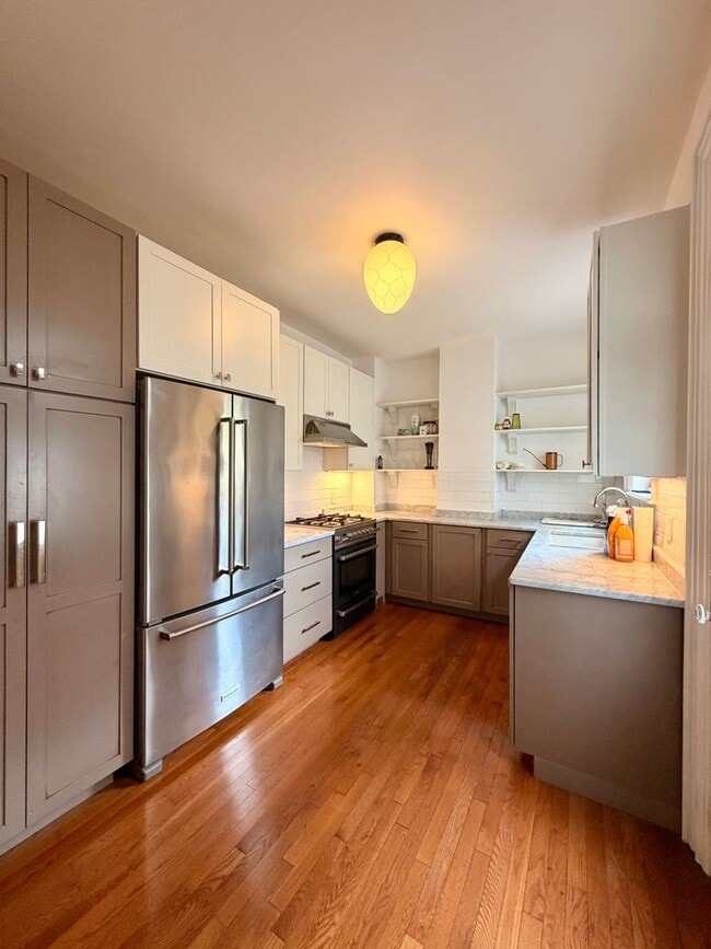 Building Photo - Lovely 3 story home with en-suiteS and private outdoor patio!