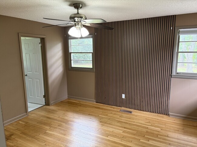 Building Photo - 4 Bed / 2 Bath House for Rent in Huntsville, AL 35802
