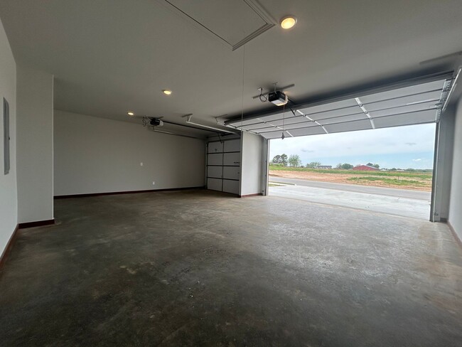 Building Photo - Beautiful Home in Pea Ridge, 3 Car Garage ...