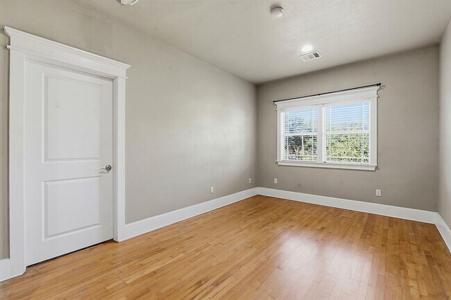 Building Photo - 1305 Cometa St