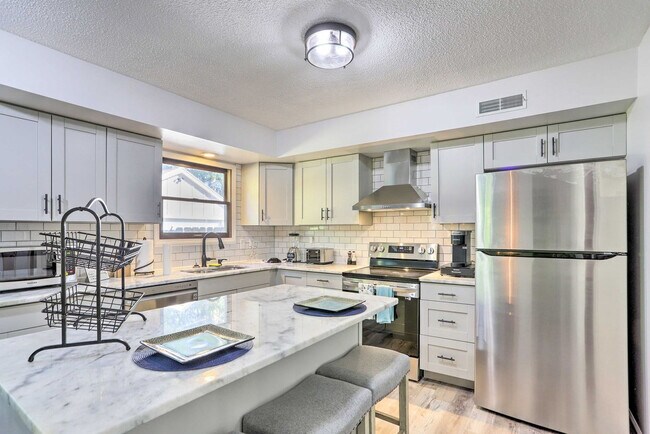 Building Photo - 6834 Woodmeadow Dr