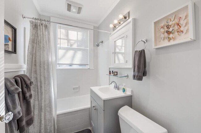 Building Photo - 536 Hawthorne Ln