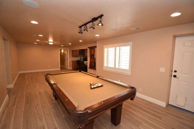 Building Photo - Stunning 6 bedroom 3 bathroom home in Daybreak South Jordan!!!