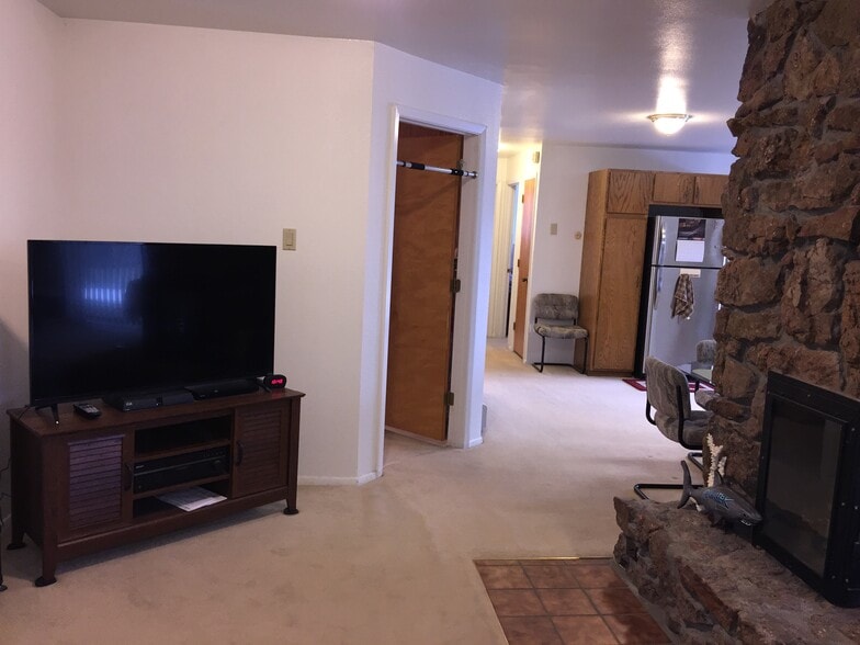 Building Photo - 340 Rim Rd