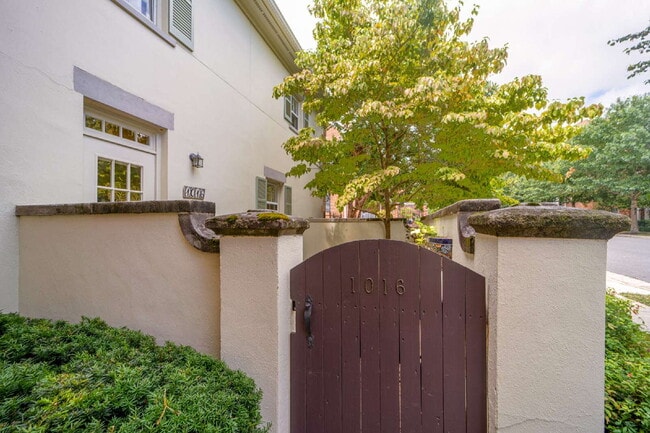 Building Photo - Charming End Townhouse in Prime North Old Town Location