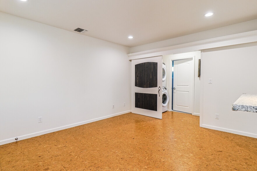 Building Photo - 256 W Tujunga Ave