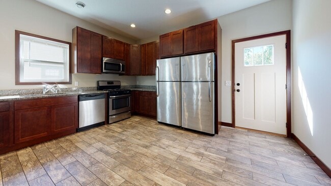 Building Photo - Renovated 6-Bedroom Single-Family House