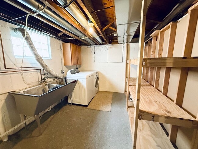 Building Photo - Fully Renovated 3-Bedroom 3-Bathroom Gem in Cincinnati!