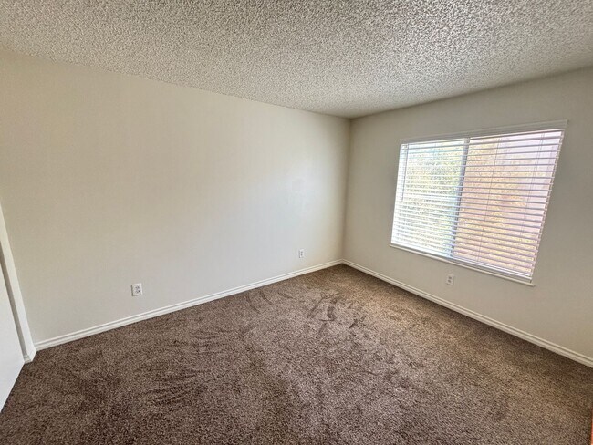 Building Photo - Beautiful 2Bed/2Bath 2nd floor condo located in the Highgate Condos gated community In Summerlin